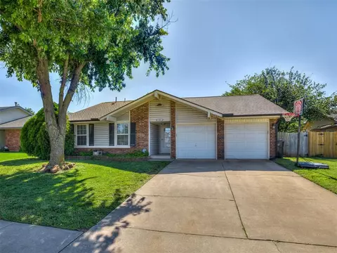 1009 Cottonwood Dr, Moore, OK 73160
