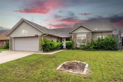 1213 NE 24th St, Moore, OK 73160