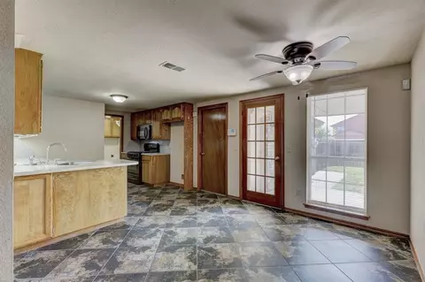 2118 Lakecrest Dr, Moore, OK 73170 photo 6