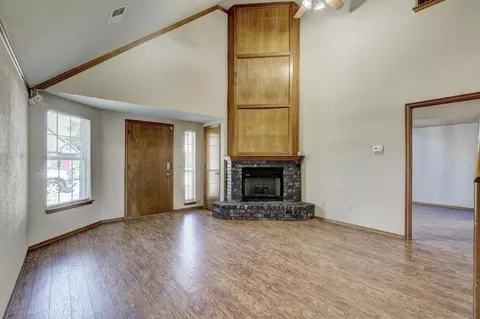 2118 Lakecrest Dr, Moore, OK 73170 photo 3