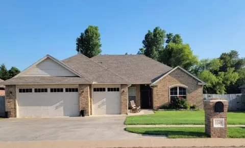 1048 Fox Run Ln, Blanchard, OK 73010