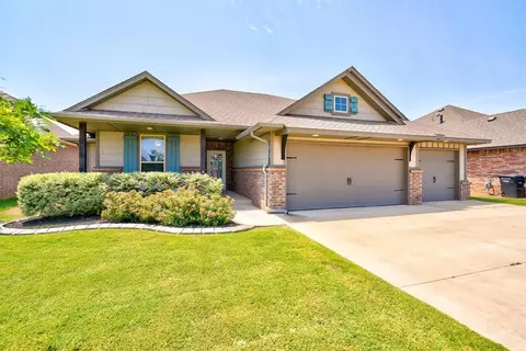 904 NE 34th Ter, Moore, OK 73160