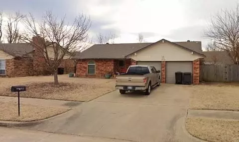 816 SE 9th St, Moore, OK 73160