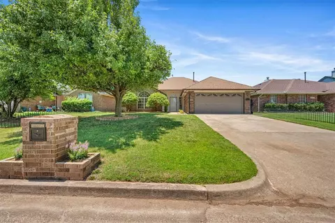9209 Buttonfield Ave, Moore, OK 73160