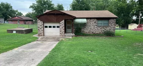 1506 NW 7th St, Lindsay, OK 73052