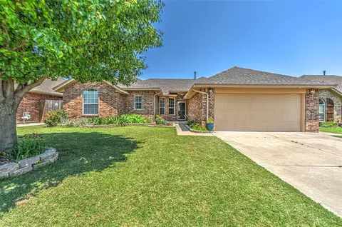 3900 Kensington Dr, Moore, OK 73160
