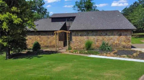 6707 Applewood Dr, Edmond, OK 73034