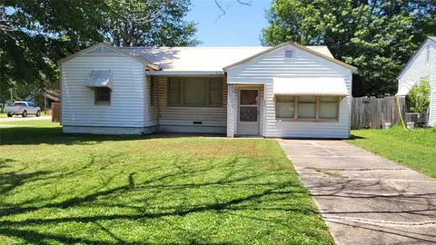 311 S 8th St, Okemah, OK 74859