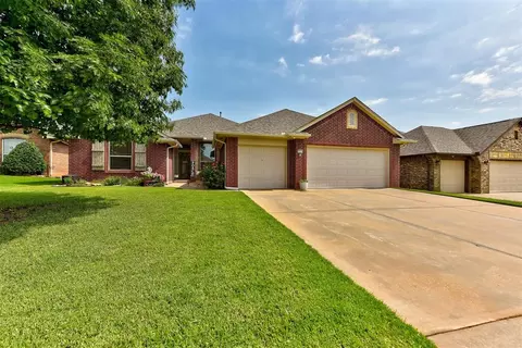 2713 SE 39th St, Moore, OK 73160
