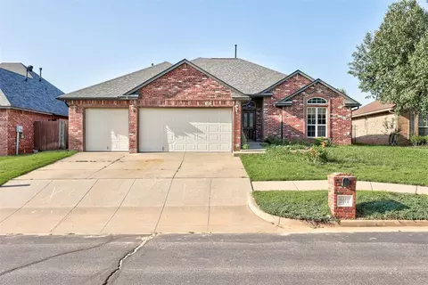 2012 Cedar Pointe Cir, Edmond, OK 73003