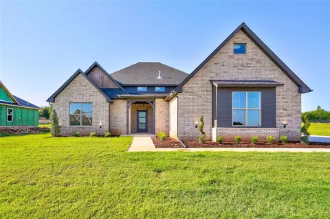 10121 Oakwood Dr, Edmond, OK 73025