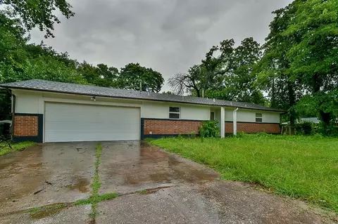 9617 NE 4th St, Midwest City, OK 73130