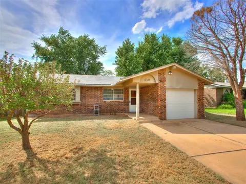 519 Robin Hill Rd, Edmond, OK 73003