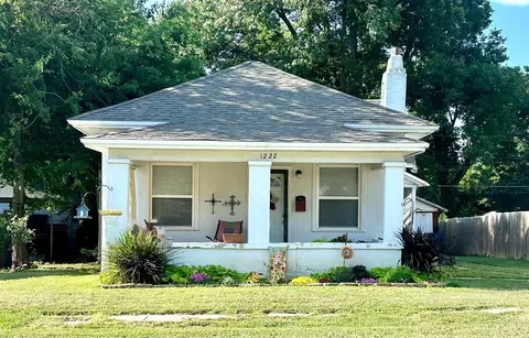 1222 W Oregon Ave, Chickasha, OK 73018