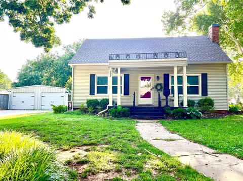202 S 12th St, Chickasha, OK 73018