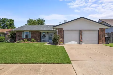 1349 W Cedarbrook Ln, Moore, OK 73170