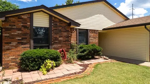 702 Fieldcrest Dr, Duncan, OK 73533