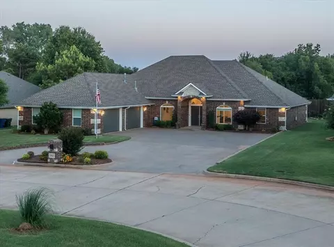2827 Country Club Dr, Chickasha, OK 73018