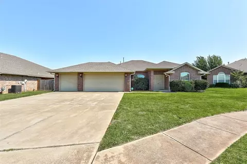 505 SW 39th St, Moore, OK 73160