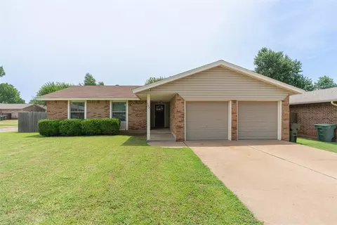 702 Hawthorne Ln, Edmond, OK 73003