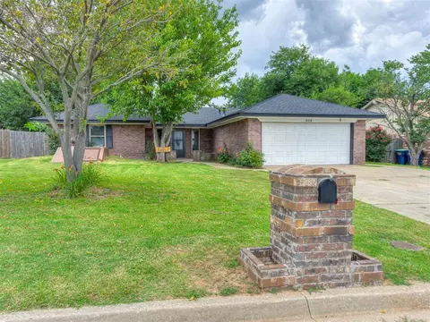 608 SW 26th St, El Reno, OK 73036