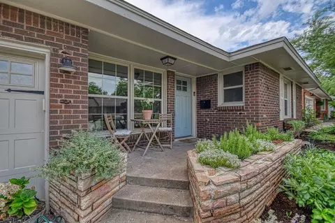 2440 Huntleigh Dr, The Village, OK 73120