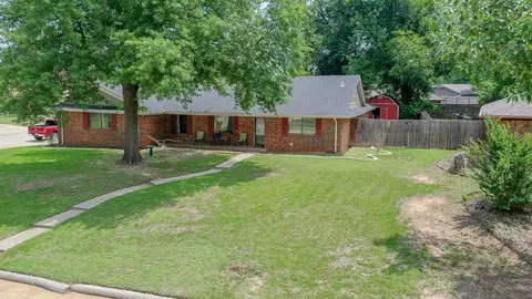 109 Saint Charles Pl, Chickasha, OK 73018