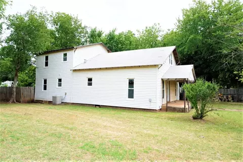 227 Cedar St, Perry, OK 73077 photo 1