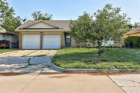 707 Century Dr, Moore, OK 73160