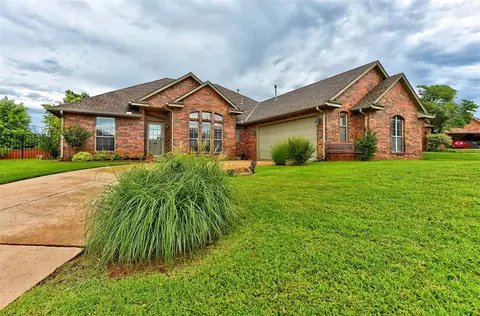 6212 Roman Rd, Warr Acres, OK 73122