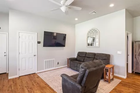 525 E Cedar Dr, Tuttle, OK 73089 photo 6