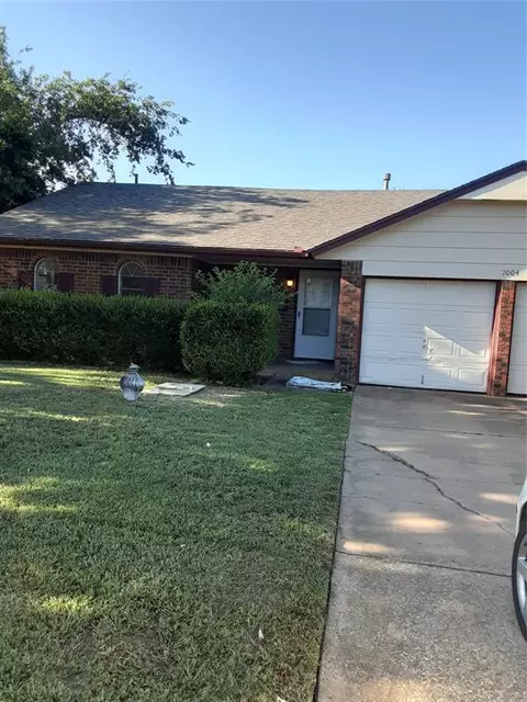 1004 NW 7th St, Moore, OK 73160