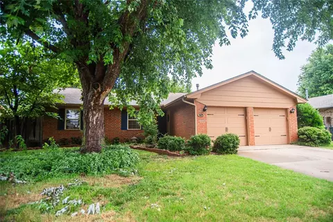 505 Brighton Dr, Edmond, OK 73003