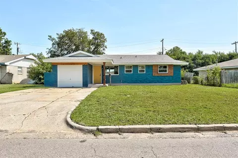 835 NW 15th St, Moore, OK 73160