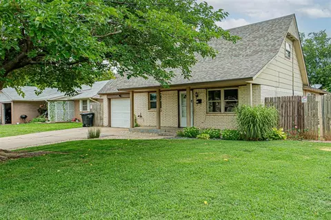715 Century Dr, Moore, OK 73160