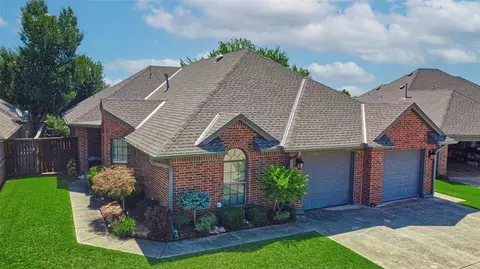 325 Cobblestone Cir, Edmond, OK 73034