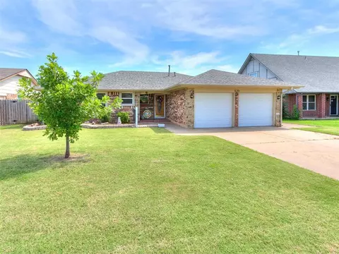 620 SW 7th St, Moore, OK 73160