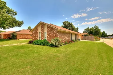216 E Platt Dr, Yukon, OK 73099 photo 3