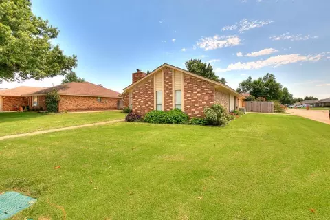 216 E Platt Dr, Yukon, OK 73099 photo 2