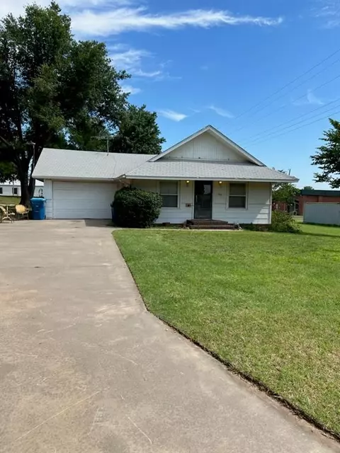 103 E Bond St, Tuttle, OK 73089