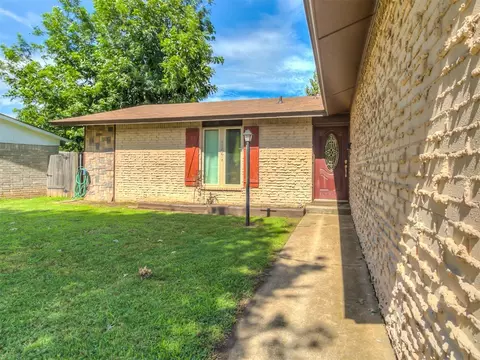208 N Briarwood Dr, Yukon, OK 73099