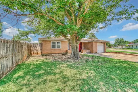 1621 Olga St, Altus, OK 73521 photo 2