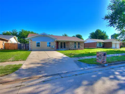 1005 SE 9th St, Moore, OK 73160