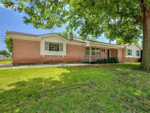 900 Vickie Dr, Del City, OK 73115