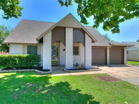 704 Highlander Dr, Moore, OK 73160