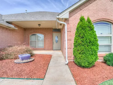 2913 Christina Ct, Moore, OK 73160