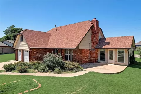 425 N Willowood Dr, Yukon, OK 73099
