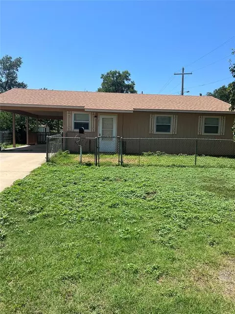 215 S Willard St, Altus, OK 73521