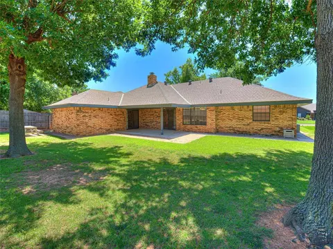 245 E Olympic Dr, Yukon, OK 73099 photo 3
