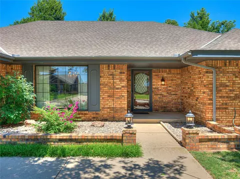 245 E Olympic Dr, Yukon, OK 73099 photo 2